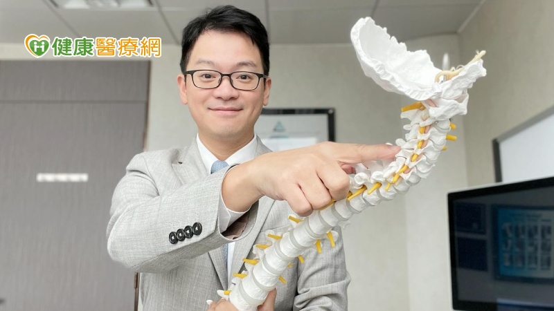 香港理工大學和紐約醫療近日發表一篇醫療案例，顯示脊骨神經科醫生可通過脊醫矯正、康復治療與預防方案，成功為病患治療頑劣低頭症，而該醫療案例作為行業經典榮耀登入國際醫學期刊。