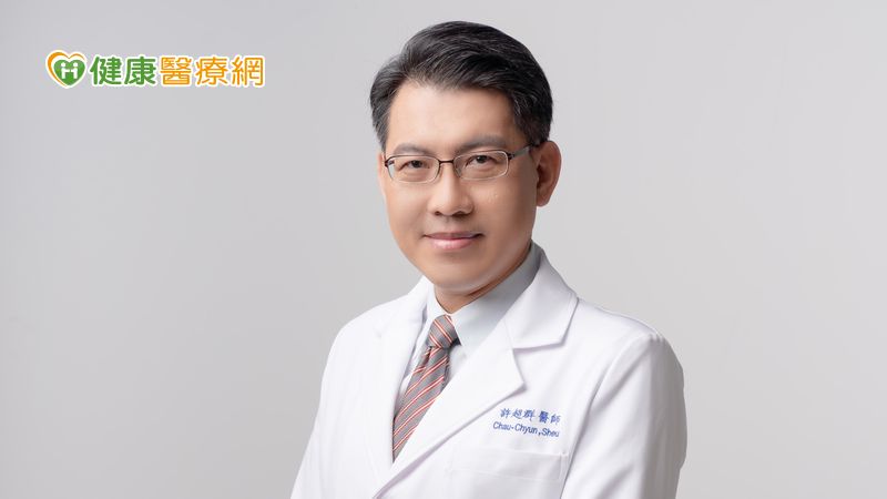 許超群主任說，過去成人嚴重型氣喘使用生物製劑治療的健保給付規範較嚴格，部分病人因嚴重度未達標準，僅能繼續使用口服類固醇並忍受其副作用。所幸今年11月起，放寬18歲以上成人嚴重型氣喘生物製劑給付限制。
