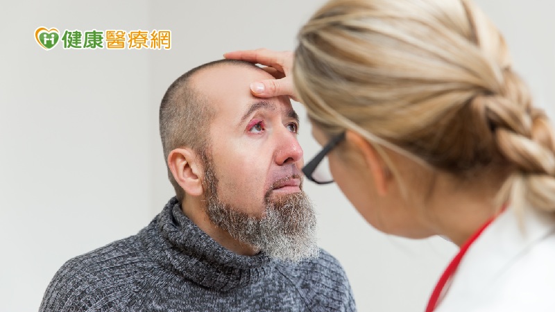 中國醫藥大學新竹附設醫院眼科主任陳瑩山醫師說明，針眼的正式學名是「麥粒腫」，是眼皮腺體發炎化膿所造成，若腺體阻塞後沒有發炎化膿的腫塊，則稱為「霰粒腫」。