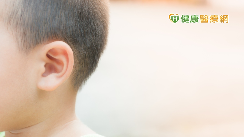 年紀太小的孩子，還不會透過言語表達耳朵痛，常以哭鬧、抓耳朵來表現，家長要多加留意，感冒中期或中後期可能誘發中耳炎。