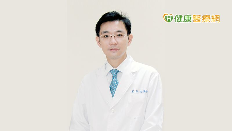 藍政哲主任呼籲，乾癬並不具傳染性，且可控可治，患者親友乃至於大眾不應以異樣眼光看待，應鼓勵病友積極治療、控制病況，千萬不要誤信坊間偏方，與醫生討論適合自己的治療策略，皮膚乾淨並非遙不可及的夢想。