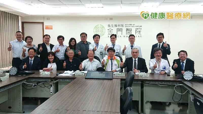 台北榮總陳威明副院長說，為了實踐在地化醫療，減少病患後送轉診的情況，在健保署及縣府通力合作與協調下，北榮遴派許多專科醫師大量進駐金門醫院，如今在當地已可執行開顱手術、心導管手術等重大手術。