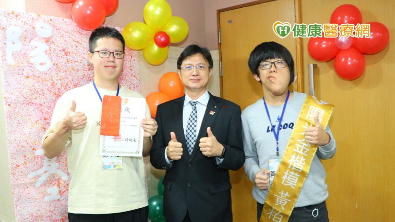 陽光基金會為鼓勵顏損及燒傷學子克服逆境努力向學、勇敢追夢，設立「陽光獎助學金」。