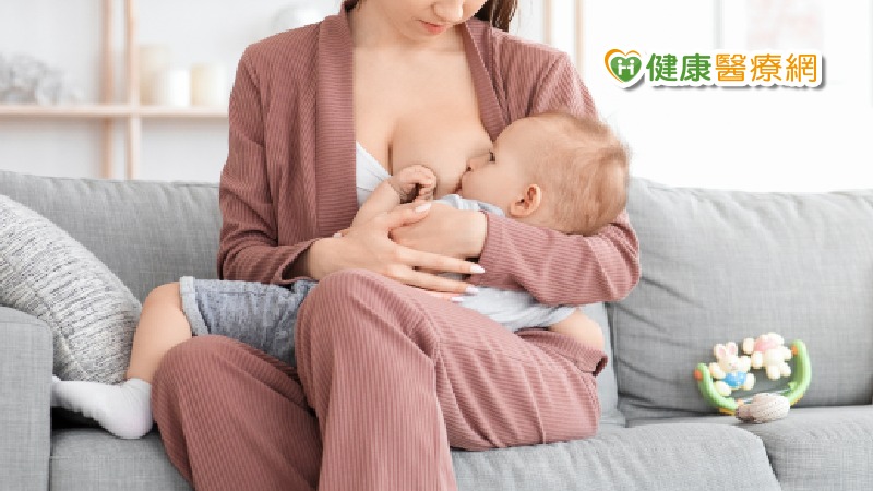王君瑜醫師提醒，接受隆乳手術後6個月內都不要懷孕，否則會影響隆乳效果及哺乳；若曾做隆乳手術者想要哺餵母乳，建議與執刀醫師討論，確認假體置放位置是否安全，孕期中該如何保養胸部。