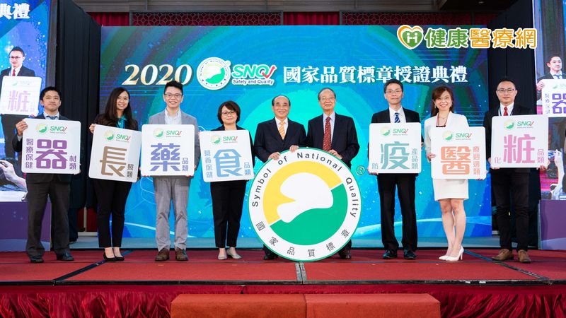 第23屆國家生技醫療品質獎暨SNQ國家品質標章受贈典禮（10）日於台大醫院國際會議中心舉辦頒獎典禮。超過百項獲標章的生醫產品，有7項國際水準的生醫產品獲獎，藥品類表現更是亮眼。