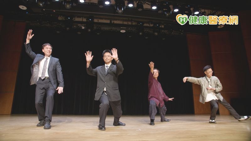 跨界名人精采對談、分享健康前瞻趨勢，一手解析完美運動的神奇效果(左起：國立台灣大學醫學工程學系主任呂東武、花蓮慈濟醫院副院長兼中醫部主任何宗融、中華楊家老架太亟武藝師承協會理事長蘇清標、阿瘦文化藝術基金會董事長羅榮岳)