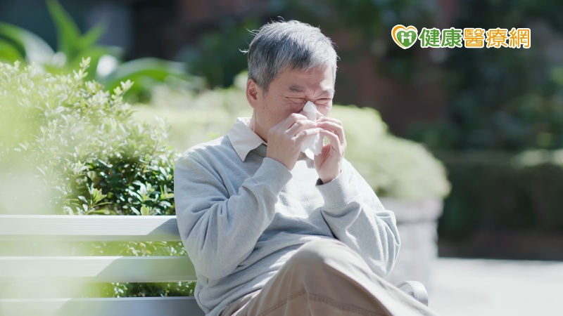 中國醫藥大學中醫部主治醫師張哲彬醫師表示，嗅覺是人體重要的功能，平常可以按摩鼻子兩側迎香穴、印堂穴，搭配精油刺激5至10秒，有助於緩解嗅覺異常症狀。醫師呼籲，平常少碰生冷刺激物，如有任何嗅覺問題，應積極求診找出失嗅原因，把握發病起六個月復原期，早期發現、及早治療。