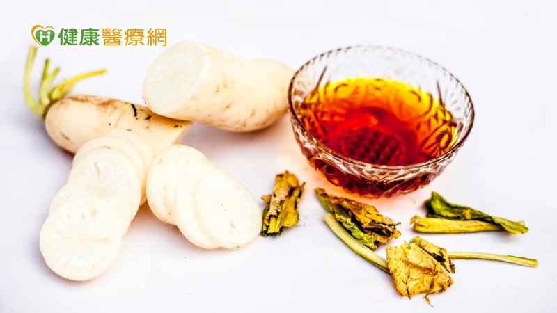 季節交替正是風邪容易入侵之際，許多人感冒之後久咳不癒，除了藥物或喉糖之外，中醫師王翊錞分享五個食療祕方，讓民眾可以溫和止咳不傷身。