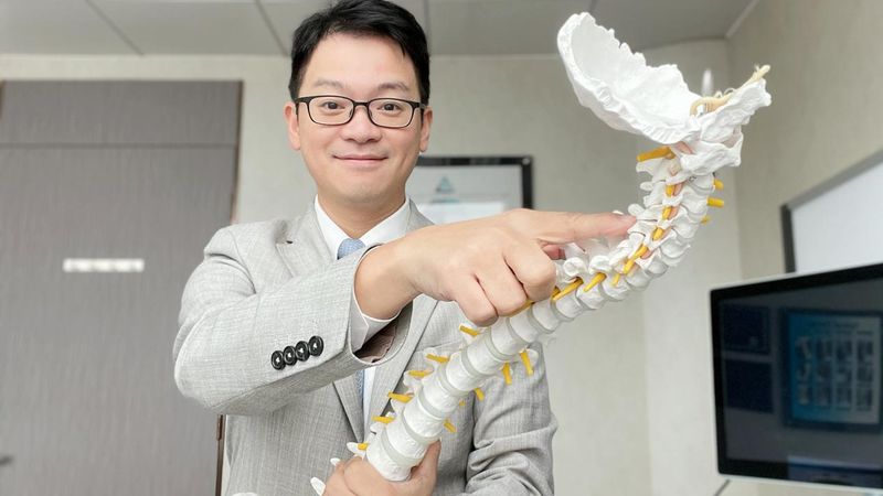 香港理工大學和紐約醫療近日發表一篇醫療案例，顯示脊骨神經科醫生可通過脊醫矯正、康復治療與預防方案，成功為病患治療頑劣低頭症，而該醫療案例作為行業經典榮耀登入國際醫學期刊。