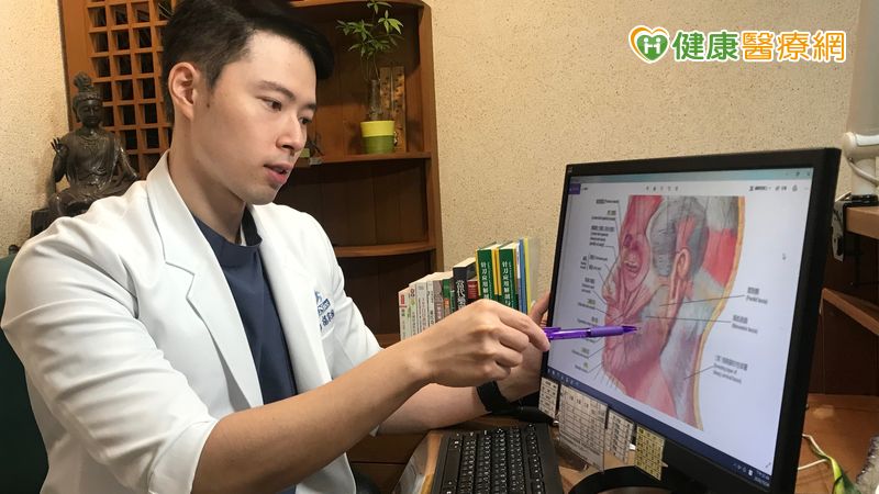 長時間戴口罩，讓肌膚處於悶熱潮濕的環境，皮脂腺容易分泌旺盛，加速毛孔角質化形成，臉部可能反覆出現膿皰、潮紅，或者是持續性血管擴張，造成熱、癢、刺痛等不適，俗稱的「酒糟肌」。