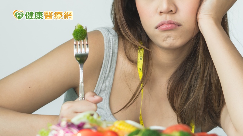 書田診所精神科主任醫師陳家駒表示，女孩從小養成的飲食習慣及經驗，加上環境改變適應困難，同儕人際困擾，自我感覺及調適不良等情況，而用飲食抒解壓力，但吃了又陷入擔心變胖的悔恨，造成拒食跟暴食的反覆，出現飲食障礙的症狀。