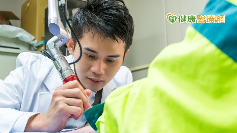 李桎陞醫師替誠正中學學生義診除刺青