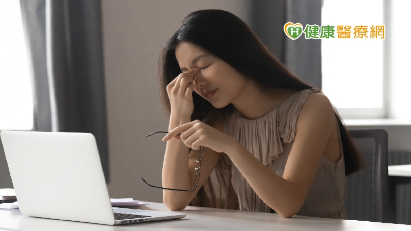 高雄醫學大學附設中和醫院眼科部醫師徐旭亮表示，乾眼症好發老年人、停經後的更年期女性。不過，近年隨著3C產品流行，許多年輕人常目不轉睛盯著螢幕，眨眼次數減少，加上電腦大多在有冷氣的乾燥環境裡，在雙重因素夾擊下，使得乾眼症患者有年輕化的趨勢。