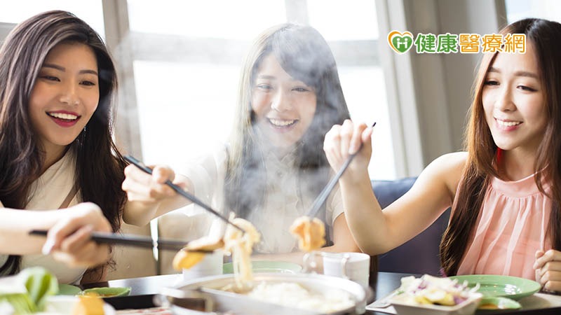 年菜少不了大魚大肉，周宗翰醫師指出，高熱量、高油脂食物容易誘發子宮肌瘤，提醒女性小心吃。