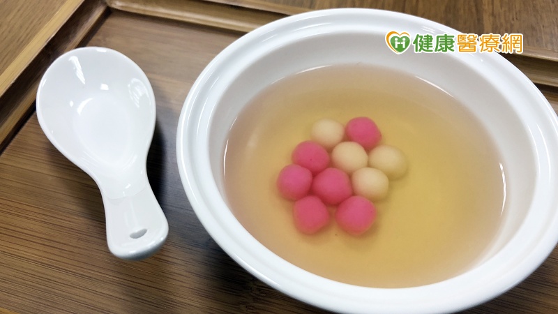 臺中慈濟醫院營養師楊忠偉提醒，適量吃湯圓，小顆10顆或大顆2顆，同時調整當日正餐份量，全家團圓過節無負擔。