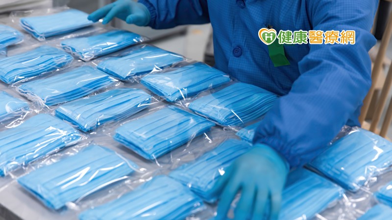 食藥署及標準局表示，鑑於流行趨勢或廠商為市場區隔，市面上有色口罩之款式及銷售管道趨向多元，為維護消費者安全，將持續辦理口罩標示、流向及品質管理，必要時進行市場購(取)樣檢測，若有檢出「禁用之偶氮色料」或「游離甲醛」等有害物質不符合國家標準時，將依消費者保護法相關規定處理，最高可處以150萬元罰鍰，以確保消費者健康及權益。