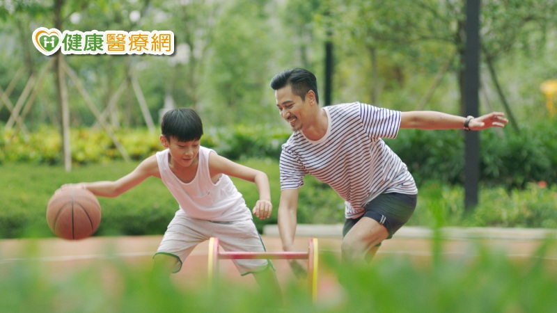 運動能促進生長激素的分泌，同時刺激生長板，加速骨骼的生長與肌肉蛋白的合成速度，使骨骼與肌肉發育。