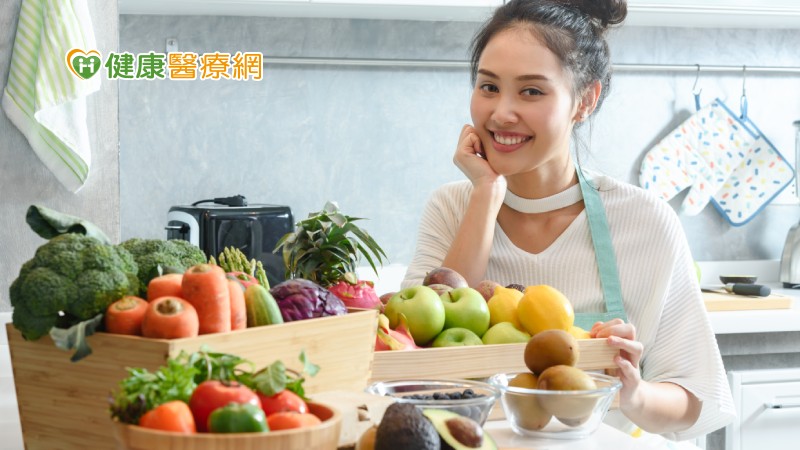 享受年菜時，最好選擇當季新鮮、顏色豐富且富含纖維的蔬菜水果，且減少紅肉及加工肉品（煙燻、鹽漬或以亞硝酸鹽加工）的攝取，改以魚肉、瘦鷄肉代替紅肉，把握少油、少鹽、少糖的原則，讓你不增肉還能減少罹患大腸癌的風險。
