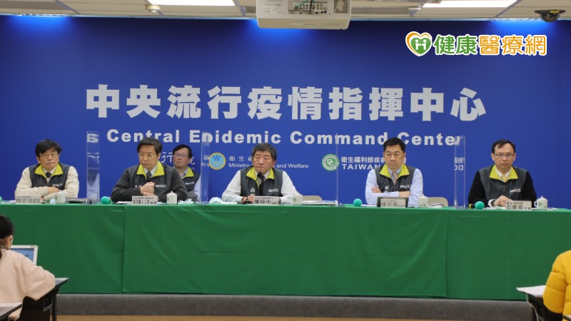 中央流行疫情指揮中心今（12）日公布國內新增2例本土COVID-19確定病例，分別為本國籍30多歲男性（案838）及本國籍20多歲女性（案839）。案838為北部某醫院醫師，曾照顧確診個案，案839為其同住女友，未照顧過確診個案，因此並非為院內群聚感染。