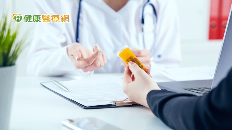 根據國內外治療指引，急性心肌梗塞後，無論有無置放支架，無高出血風險的患者都應服用雙抗至少1年。