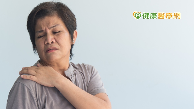 婦人玩健身環一周數次，肩膀疼痛，休息未改善，竟是肩膀旋轉肌斷裂。