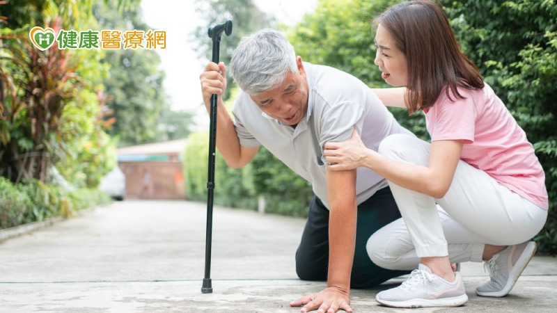 肌少症會嚴重影響活動能力與生活品質，包含增加跌倒的風險、產生許多合併症、身體肌力及機能逐漸喪失、失去獨立自主的能力，最後的結果，如長期臥床，則會使生活品質下降、健康照護成本增加以及死亡率上升。