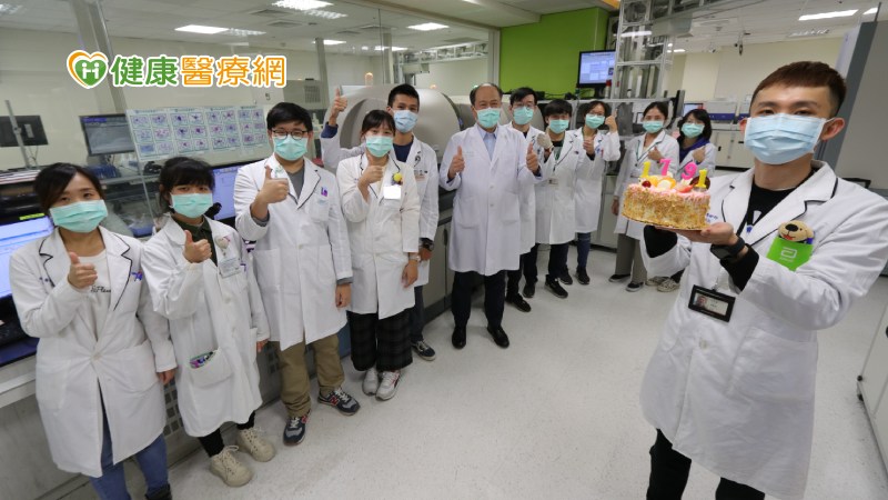 時值14日為醫檢師節，院長許永信今天也特別前往實驗室為每位同仁加油打氣，並在蛋糕上插了「1791」四根蠟燭，意謂「一起加油」，他強調「大家的辛苦付出，換來全民的安全」，但也提醒，對抗疫情沒有鬆懈的空間。