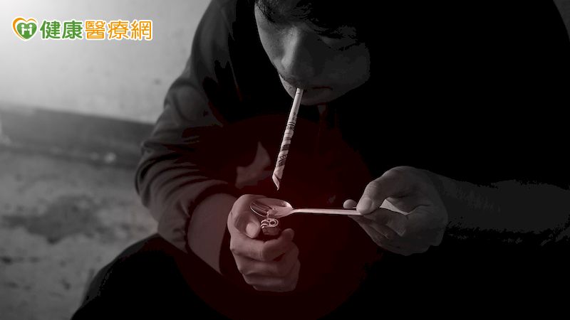 跟全國死亡資料比對後發現，愷他命使用者在初犯三年內的死亡率，若與一般人口中同年齡、同性別者的死亡率相比（稱為標準化死亡比），竟然高達4.9倍。