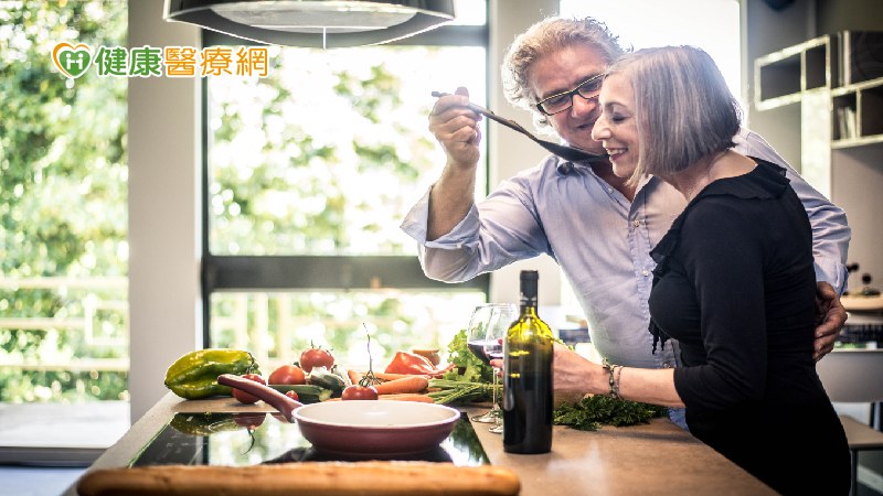 振興醫院精神醫學部銀光學苑袁瑋主任表示，透過設計的烹調食物活動，可以幫助輕度認知障礙或失智症患者預防認知功能退化。