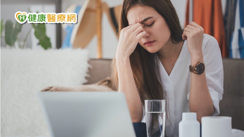現代人很常用眼過度，尤其長時間盯著電腦或手機、平板，太專心時常會忘記眨眼，或是睫狀肌過於用力，造成眼睛乾燥、肌肉緊繃