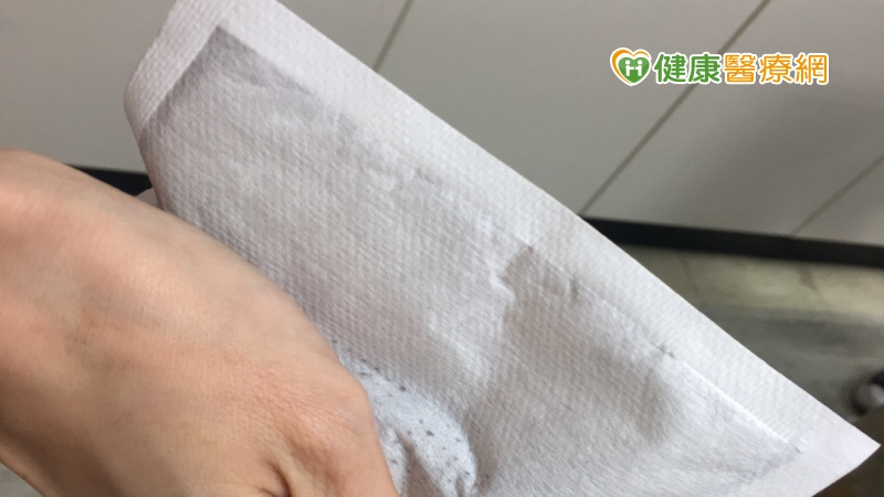 醫師提醒使用暖暖包應正確使用，並多留意家中長者與幼童，避免因為使用不當而造成身體危害。