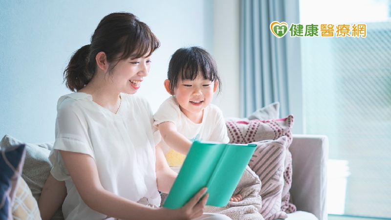 臺北市立聯合醫院仁愛院區復健科語言治療師潘子儀說，親子共讀繪本能夠增進親子關係、強化親子對話，在共讀過程中，建議練習3T原則、善用五個WH問句有助與孩子有更多的互動，一起享受共讀的美好時光。