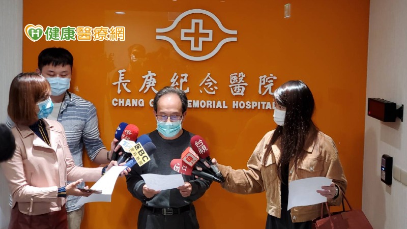 長庚醫院行政中心副總執行長蘇輝成受訪表示，881病患從急診入院，整個移動的路線均依防疫規範進行。於本院檢查及治療過程中，所有工作人員全程皆依高規格防護著裝，相關環境也都依防疫規定全程消毒，請民眾不必驚慌。