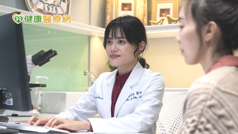 辰星皮膚專科診所醫師陳逸懃表示，陰道組織彈力下降、萎縮，不僅造成陰道結構變化、陰道尿道黏膜萎縮，連帶還會影響大陰唇、小陰唇甚至尿道，造成陰道乾澀、癢、燒灼感、性交疼痛、菌叢改變易感染、漏尿等問題。