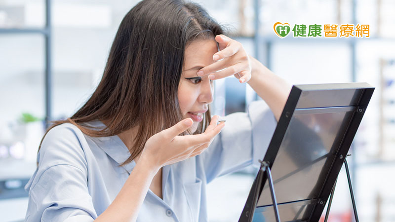 配戴非日拋式隱形眼鏡一定要正確清潔。