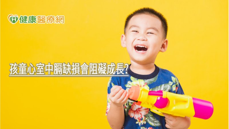 通常部分病童會在一歲前小洞隨著生長會自行閉合，但若未閉合加上缺損很大，就可能造成肺動脈高血壓、呼吸急促、感染肺炎，甚至發生心臟衰竭。