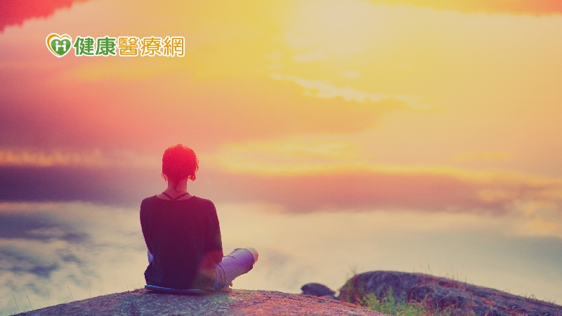 面對突然而來的居家生活限制，除了會出現的不安與焦慮擔心外，也可能因為兩週的限制而打亂了原來的工作或作息。衛生福利部八里療養院職能治療科主任張自強指出，建議大家趁機檢視自己生活型態作調整，在居家檢疫或隔離期滿後，能夠重拾健康的生活。