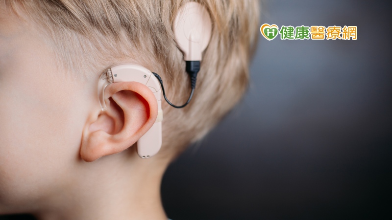 天冷配戴助聽器和人工電子耳蝸　耳鼻喉科醫師提醒注意事項