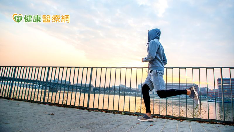關節不適、運動傷害是許多人中斷運動的主因，選擇一雙適合自己的運動入門鞋款，可以從根本降低風險，讓運動習慣維持更久，真正達到健身效果。
