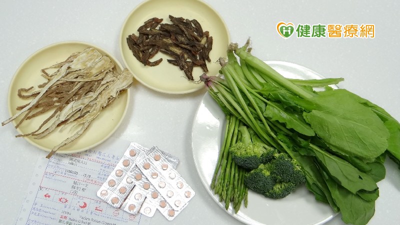 藥師提醒，若長期有心血管疾病，且正在服用抗凝血劑香豆素（Warfarin）者，除了大魚大肉要適量外，就算是吃蔬菜也要十分小心，千萬別過量！