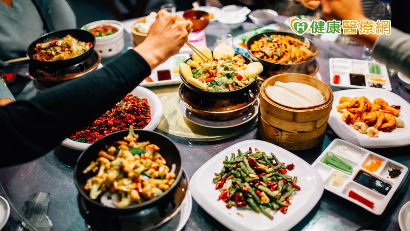 現代腎衰竭的原因主要是糖尿病，吃重鹹雖不會直接導致腎臟損壞，但可能會導致高血壓等慢性疾病，進而影響腎臟。