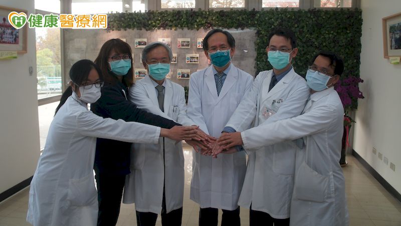 傳統心室上頻脈心導管電燒灼手術雖成功率達九成以上，但病患得接受輻射線的曝露，得承受潛在性輻射傷害風險。臺中榮總心臟血管中心心臟電氣生理科主任謝育整指出，目前已能透過三度空間立體定位儀精準定位病灶，大幅降低射線的曝露劑量，保護年輕患者。