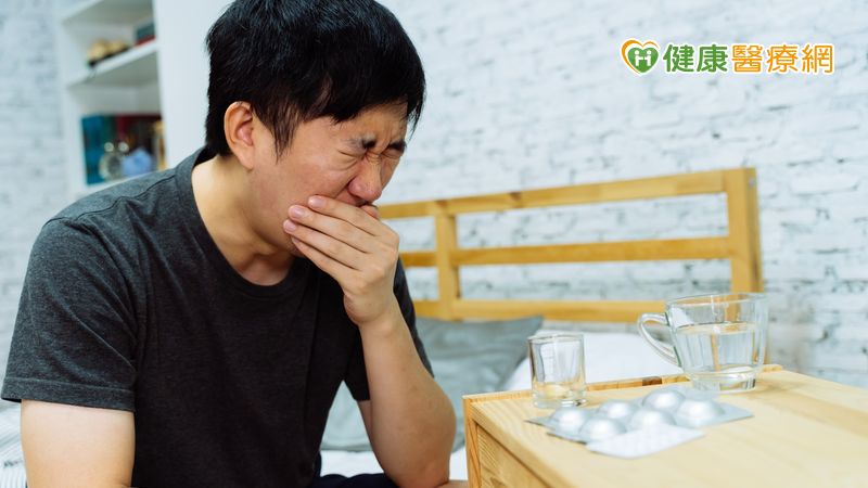 約2至3成的患者會因為嚴重鼻中隔彎曲導致鼻塞、頭痛、張嘴呼吸、打鼾、口乾舌燥、過多黏液流入胃部引發噁心等；且常張嘴呼吸，使空氣沒經過鼻腔過濾、潤濕及加溫，導致髒冷空氣直接進入氣管，易引起肺部疾病。
