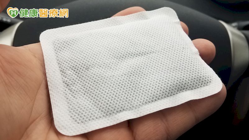 湯麗玉秘書長提醒家屬們，近日因天氣冷，較多機會使用暖暖包，請家屬留意避免失智長者直接接觸暖暖包，最好放在布包裡再給長輩使用。
