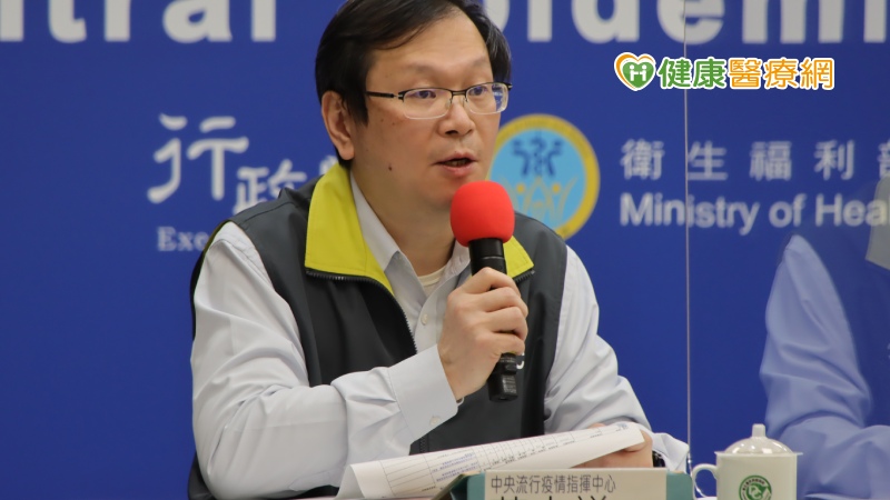指揮中心籲請民眾儘量避免不必要的陪病或探病，建議以視訊或電話方式替代實地探視，如需提供病人物品，建議可交付予醫院轉交；若仍有實地探視之需要，應配合實聯制登記及院方相關管理措施。
