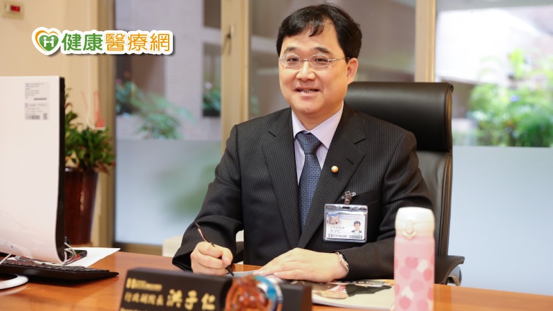 具有公衛背景且身為新光醫院行政副院長的洪子仁表示，其實對比17年前的SARS疫情，現在的防疫金三角已經非常進步，且民眾就是要持續戴口罩、洗手，才能保護自己也保護他人。