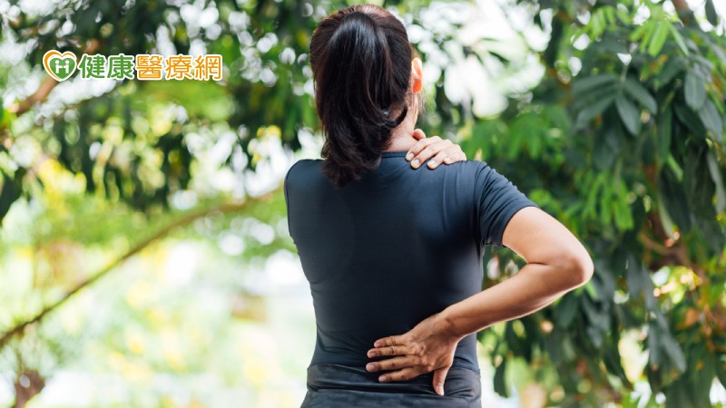 臺北市立聯合醫院仁愛院區神經外科主治醫師許劭遠表示，高齡或體弱多病的患者若要接受全身麻醉手術，必須面對較高的風險，例如傷口癒合不良或是感染、心肌梗塞或中風等，此時便可考慮微創的疼痛介入治療，來改善症狀和提升生活品質。