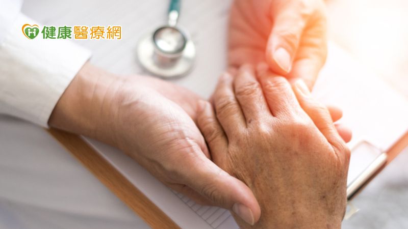 。高雄長庚醫院復健科主治醫師洪禎雯說明，肢體痙孿沒有處理會阻礙復健進行、影響功能恢復、增加照護困難，更可能造成關節攣縮等不可逆的變化，因此出現肢體痙攣務必就醫治療。