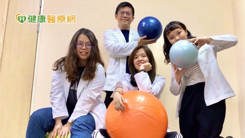 衛生福利部八里療養院職能治療科主任張自強表示，學生進到學校後則須配合學校的防疫措施，並避免午餐共用餐具、勤洗手及做好教室的環境消毒、教室保持窗戶打開通風、下課可以到戶外動一動等，鼓勵運動增加免疫力，並作息正常適度放鬆，共同維護校園師生健康。