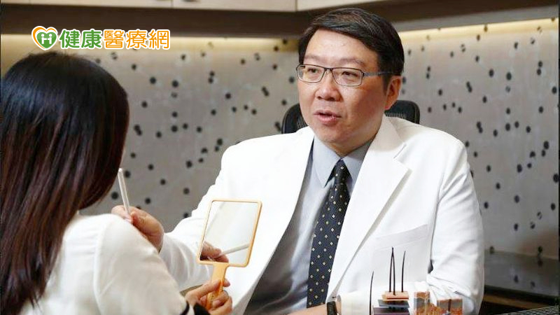許乃仁醫師表示，痘疤是發炎後所留下的疤痕，疤痕的形成和感染發炎或外力擠壓有關。